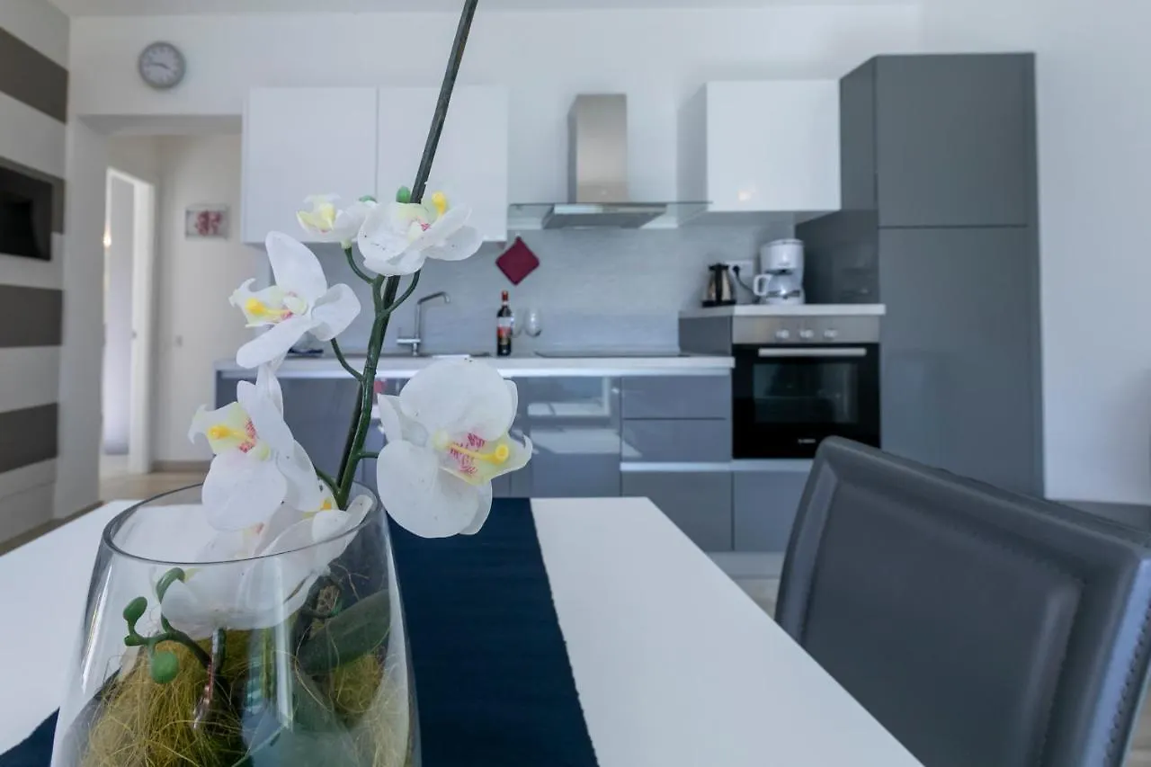 La Collinetta Apartments Vercana Hotel apartamentowy
